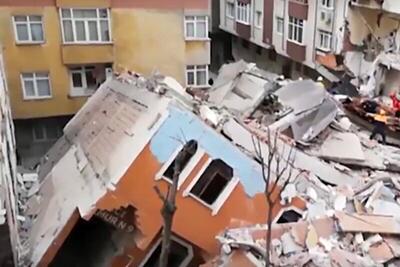 ببینید / تصویری از فروریختن خانه ای در استانبول به دلیل ساخت و ساز مترو