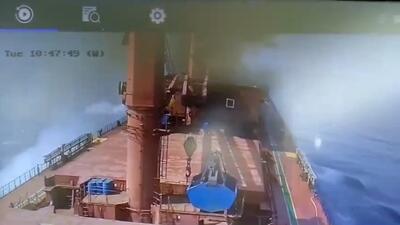 (ویدئو) لحظه هدف قرار گرفتن کشتی فله‌بر یونانی توسط نیرو‌های مسلح یمن