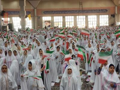 هم‌خوانی سرود «اینجا ایران» در جشن تکلیف دختران در بجنورد