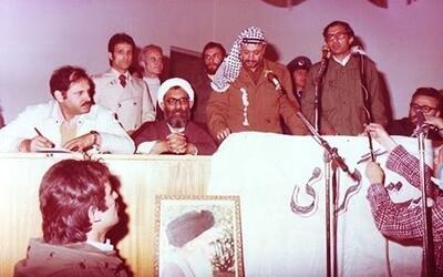 عکس/ابراهیم یزدی، جلال الدین فارسی، عباس واعظ طبسی در کنار یاسر عرفات، بنیانگذار سازمان فتح