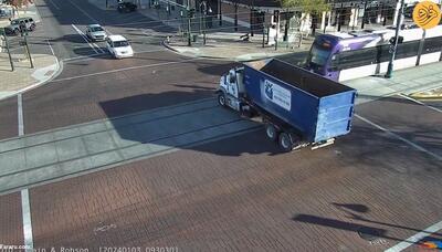 (ویدئو) تصادف قطار شهری با کامیون حمل زباله