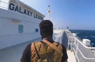 ویدیو/ نمایش تصویر سردار سلیمانی بر عرشه کشتی اسرائیلی نوقیف شده