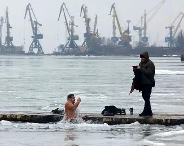 تصاویری از غسل روس‌ها در رودخانه در دمای منفی ۵ درجه!