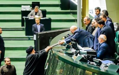 از مخالفت دولت با افزایش حقوق‌ها تا بودجه‌ صعودیِ صداوسیما