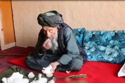 (ویدئو) پیرمرد ۹۴ ساله‌ای که هفتاد سال است روزانه یک کیلو سنگ می‌خورد!