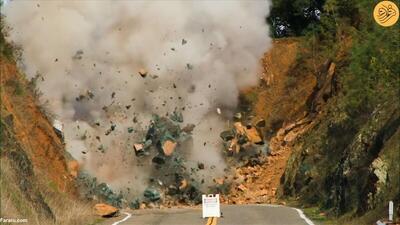 (ویدئو) لحظه انفجار برای باز کردن جاده مسدود شده بر اثر ریزش کوه