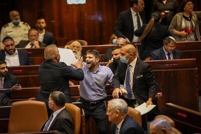 ببینید | درگیری شدید در کمیته پارلمان اسرائیل، یورش خانواده‌های اسیران در غزه