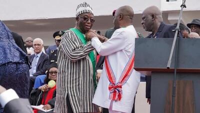 ببینید/ رئیس‌جمهور لیبریا در مراسم تحلیف غش کرد