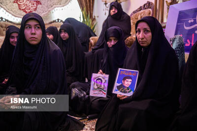 تصاویر: حضور جمعی از خانواده‌های شهدا در منزل شهیده فائزه رحیمی