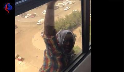 ببینید | لحظه تلخ سقوط خدمتکار از طبقه هفتم ساختمان و خنده‌های تمسخرآمیز زنِ صاحبخانه در کویت!