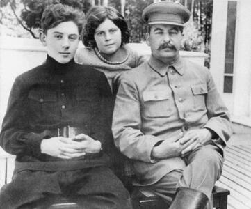 عکس/تصویری از استالین به همراه دختر و پسرش