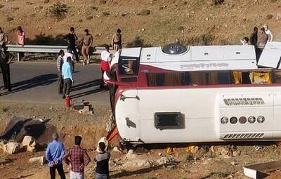 واژگونی مرگبار اتوبوس در محور سمنان - مهدیشهر؛ ۲ فوتی و ۲۵ مصدوم