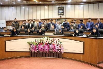۲۰ دانش آموز یزدی حکم شهردار مدرسه دریافت کردند
