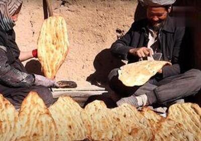 پخت نان بربری تنوری و خورشت گوجه بادمجان توسط غارنشین افغان (فیلم)