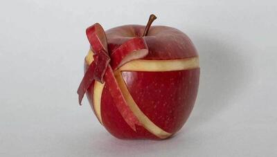 برش سیب قرمز به روش چینی! (عکس)