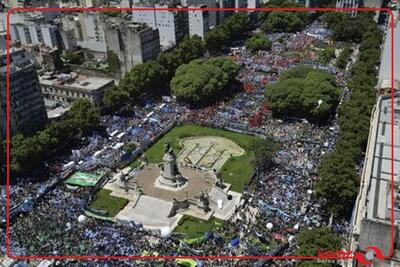 صدها هزار آرژانتینی در پی اعتصاب ملی علیه دولت نئولیبرال خاویر مایلی به سمت ساختمان کنگره در بوئنوس آیرس پایتخت این کشور دست به تظاهرات زدند