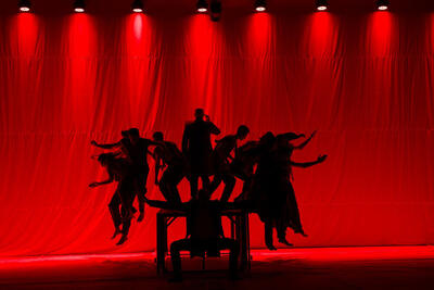حشرات یونانی در جشنواره/ اهوازی‌ها به سالن اصلی تئاتر شهر می‌روند