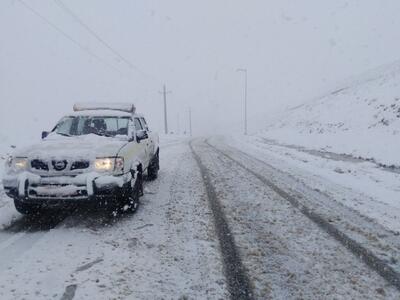 برف شدید در بروجرد راه ارتباطی ۴۳ روستا را مسدود کرد