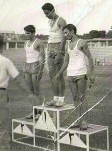 عکس/تصویری قدیمی از استاد شجریان، روی سکوی دوم یک مسابقه ورزشی