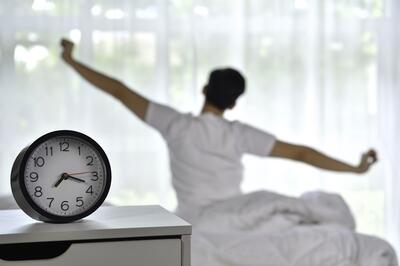 اگر می‌خواهید هر روز صبح با انگیزه و انرژی از خواب بیدار شوید، با این ۸ رفتار خداحافظی کنید