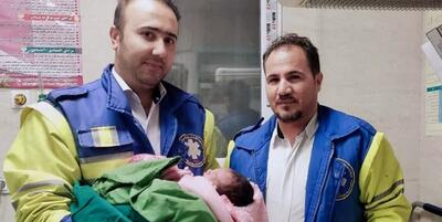 خبرگزاری فارس - تولد نوزاد با کمک نیروهای اورژانس در داخل خودرو
