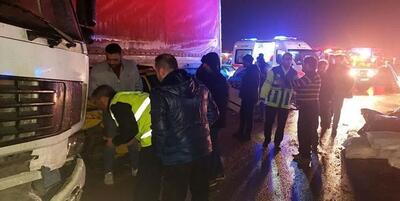 ۲ فوتی بر اثر تصادف ۳ دستگاه خودرو در آزادراه اصفهان-کاشان