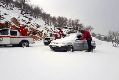 چهره یخ‌زده امدادگران هلال‌احمر در برف و کولاک
