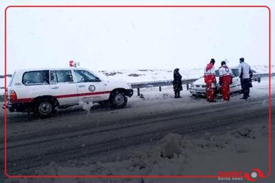 امدادرسانی نیروهای امدادی به خودروهای گرفتار شده در برف و کولاک در کردستان
