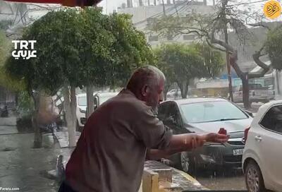(ویدئو) صحنه‌ای تکان دهنده از وضو گرفتن یک فلسطینی با آب باران