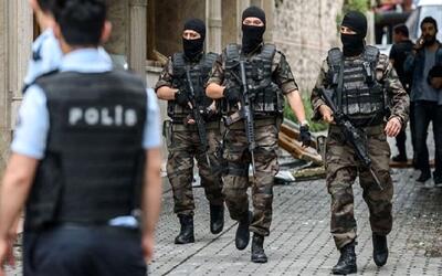(ویدئو) لحضه حمله مسلحانه به کلیسای سانتا ماریا در استانبول