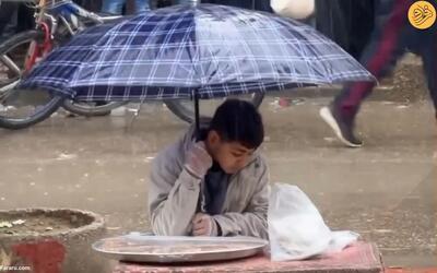(ویدئو) سیل در غزه و کودک شیرینی فروش