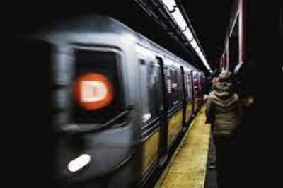 برخورد هولناک قطار مترو با یک مسافر | زنده ماندن معجزه‌آسای این مرد