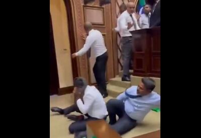 تصاویری از کتک کاری در مجلس مالدیو! | موافقین و مخالفین دولت به جان هم افتادند | ببینید
