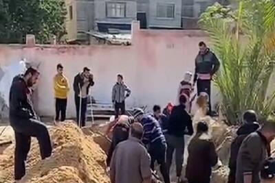 دفن دسته‌جمعی اجساد شهدا در محوطه بیمارستان ناصر در خان‌یونس+فیلم