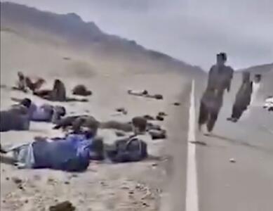 (۱۶+) لحظه چپ شدن خودروی مهاجران افغان در سراوان | یک نفر کشته و ۲۵ نفر زخمی شدند | حال ۶ نفر وخیم است | ببینید
