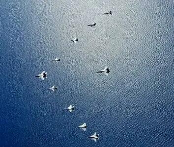 پرواز جنگنده های سوخو و اف ۱۶ بر فراز دریای عرب+ عکس