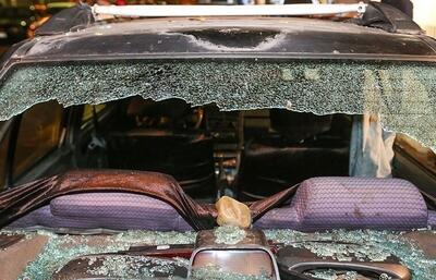 تصاویری عجیب از تخریب خودروهای مردم توسط اوباش در تهران / فیلم