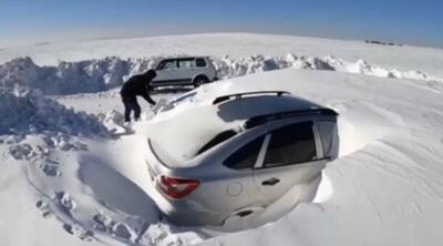 دفن شدن ماشین‌ها و خانه‌ها زیر برف سنگین روسیه (فیلم)