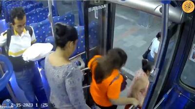(ویدئو) لحظه وحشتناک به بیرون پرتاب شدن یک زن از اتوبوس