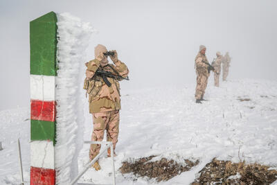 ایستاده در برف؛ آمادگی مرزبانان جان برکف در زمستان سخت | تصاویر