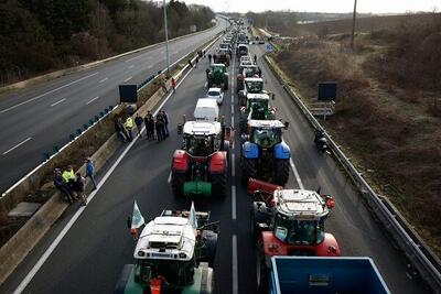 کشاورزان معترض ۷۰ درصد بزرگراه A۶ در پاریس را مسدود کردند+ فیلم