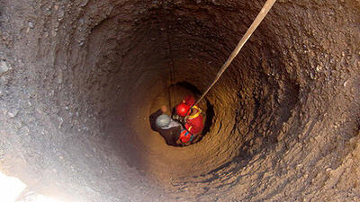 معجزه در عمق چاه 30 متری و دمای منفی 20 درجه / 11 ساعت عملیات برای نجات پسر جوان از عمق چاه + فیلم