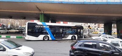 اولین اتوبوس‌ برقی پایتخت در خیابان ولی‌عصر | فعالیت اتوبوس‌های برقی تهران شروع شد | ببینید