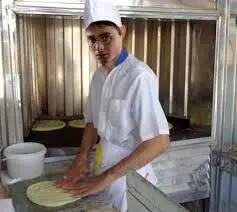 دستان هنرمند شاطر نانوا با این خمیر چه می کند!+عکس