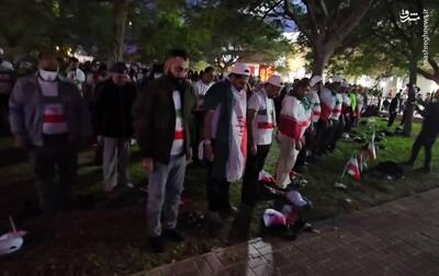 فیلم/ اقامه نماز جماعت هواداران ایرانی بیرون استادیوم