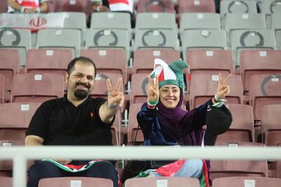 ایرانی‌ها با پرچم سه رنگ در ورزشگاه کوچک (عکس)