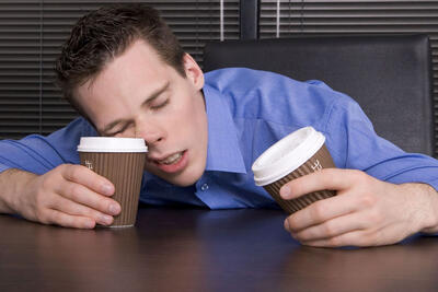 چرا بعد از نوشیدن قهوه احساس خواب آلودگی می‌کنیم؟ - زومیت