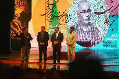 هدیه کراوات به وزیر ارشاد و اعتراض به برخورد بابت حجاب‌ در افتتاحیه جشنواره فجر (فیلم)