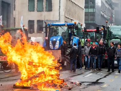 آتش خشم کشاورزان ناراضی در بروکسل به نشست اتحادیه اروپا رسید+ فیلم