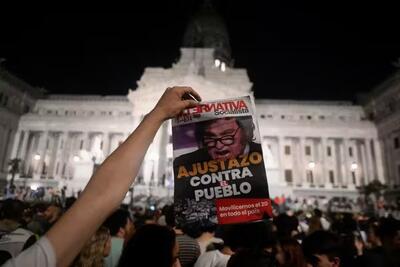 ویدیو / تجمع مردم آرژانتین در مقابل پارلمان این کشور در اعتراض به اصلاحات رئیس جمهور